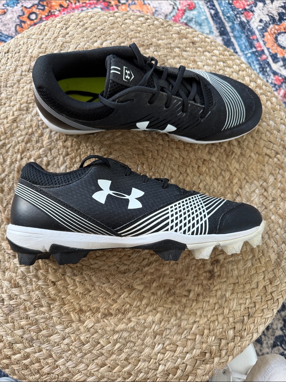 Under Armour womens SZ 9 Black and White Cleats. Great condition